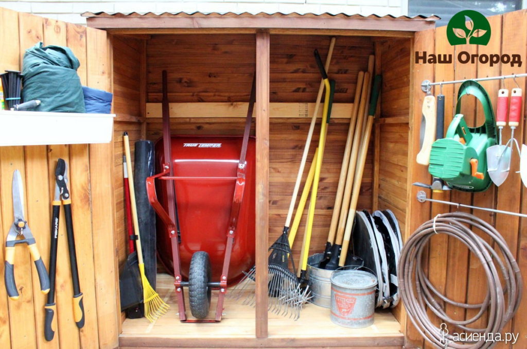 An example of how all garden tools can be placed in a small space