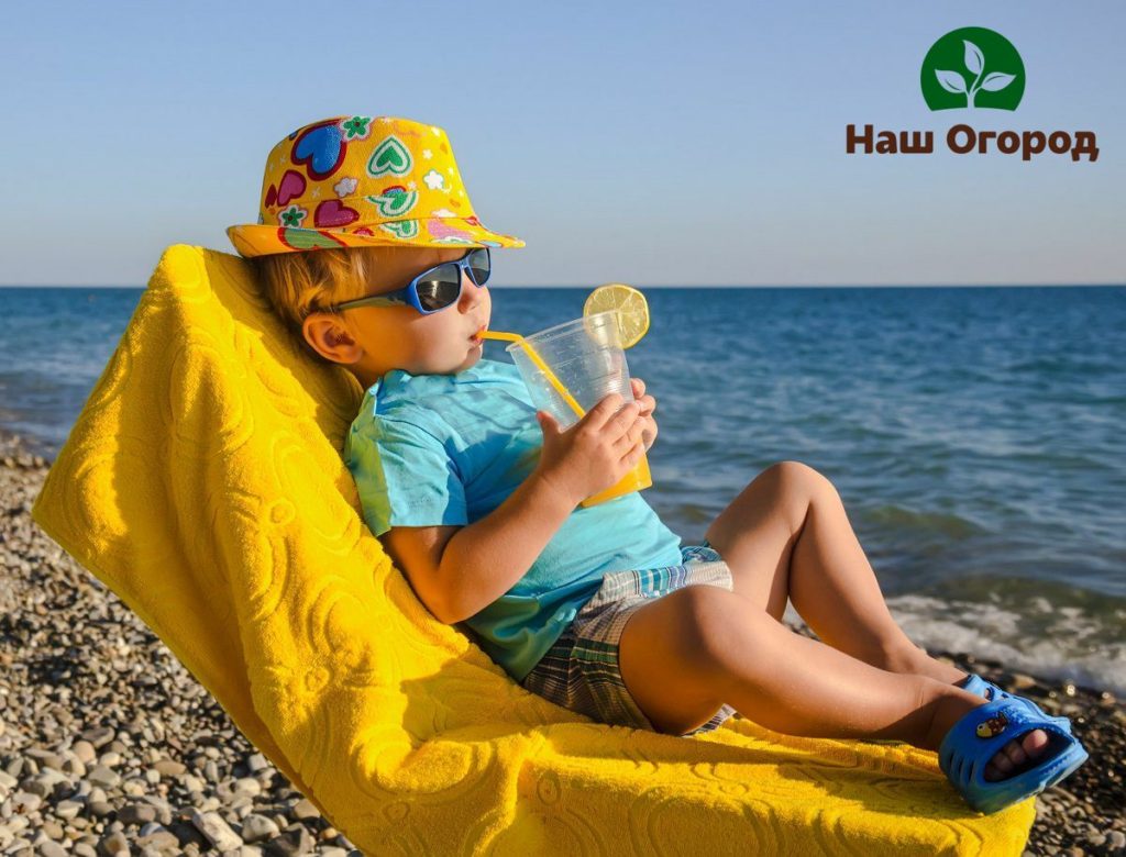 Um einen Sonnenstich zu vermeiden, tragen Sie unbedingt einen Hut, bevor Sie in die offene Sonne gehen.