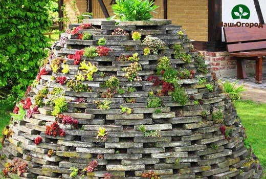 Interessant design av en steinhage på sommerhuset deres