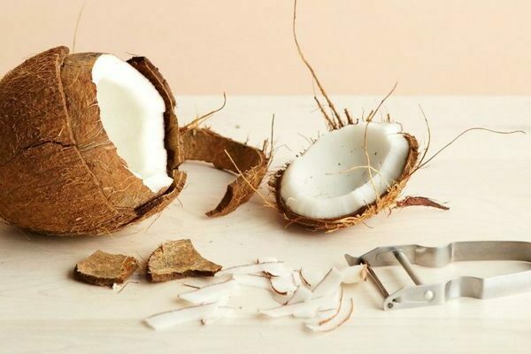 cara mengupas kelapa