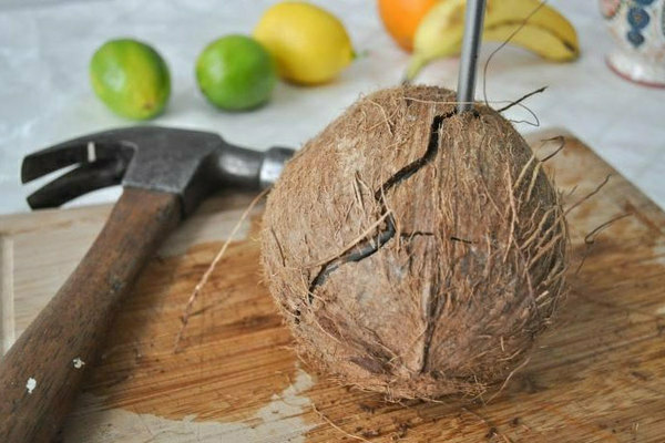 cara mengupas kelapa