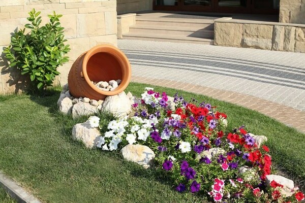 how to decorate a flower bed with your own hands