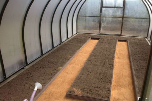 How to make beds in a greenhouse